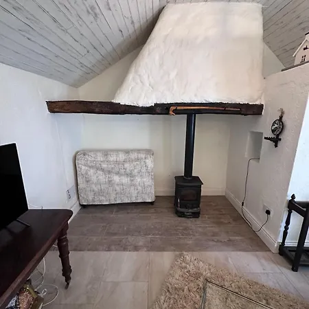 Historic Thatched Getaway In Kilkenny Ballyline