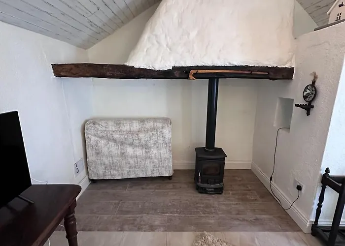 Historic Thatched Getaway In Kilkenny Ballyline